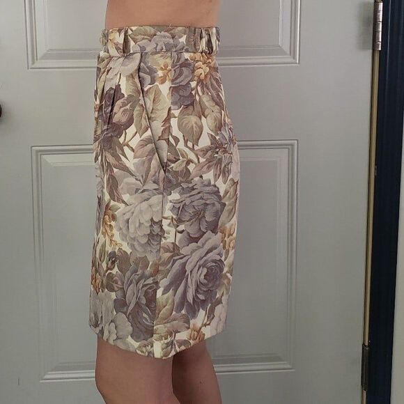 90s Neutral Floral‎ High Rise Shorts - Picture 2 of 4
